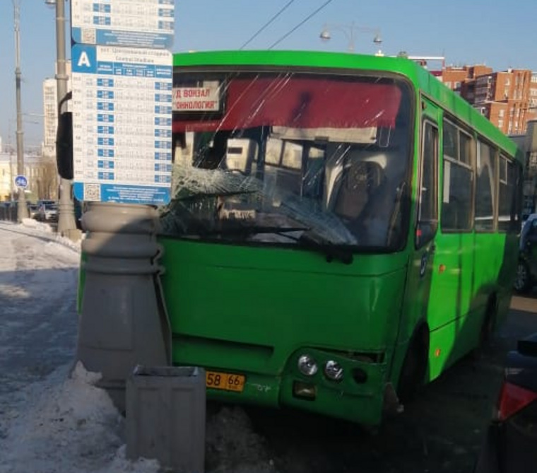 После столкновения автобусов один из них врезался в столб