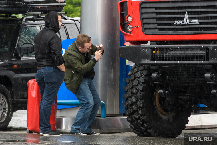 Участники ралли "Шелковый путь" на АЗС Газпромнефти. Екатеринбург, маз, гоночный грузовик