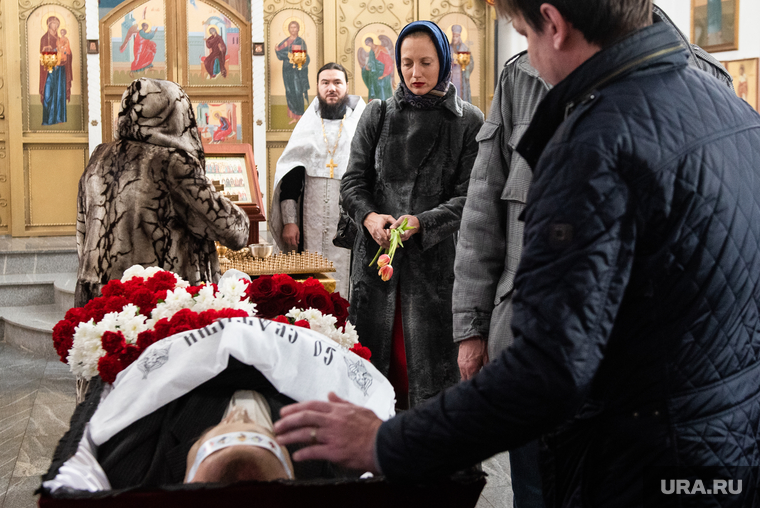 Прощание с бывшим депутатом Свердловской областной думы Константином Карякиным на Лесном кладбище. Екатеринбург, картуз мария