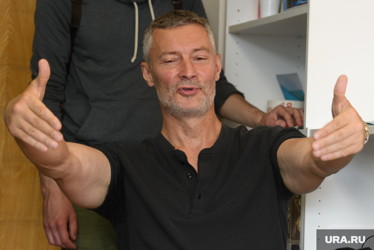 Евгений Ройзман и Дмитрий Головин в Штабе Навального. Екатеринбург, ройзман евгений, портрет, жест руками