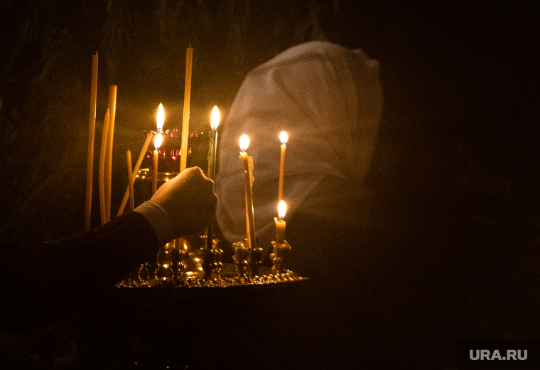 Рождественское богослужение в Свято-Троицком кафедральном соборе. Екатеринбург, свечи, свеча, храм, вера, ставит свечку
