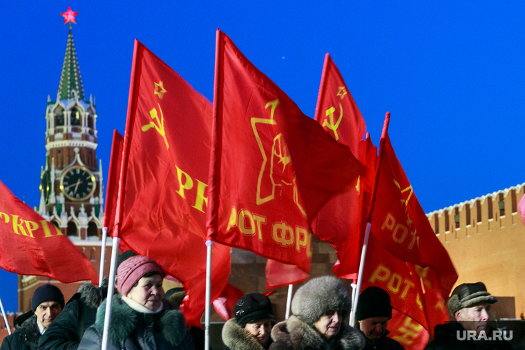 Снег и коммунисты в Москве. Москва, спасская башня, красные флаги, кремль, коммунисты, красная площадь, ротфронт