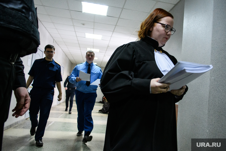 Судья Ирина Цыбульская идет объявлять решение