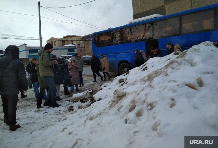 Кучи убранного с дорог снега — одна из главных проблем Челябинска