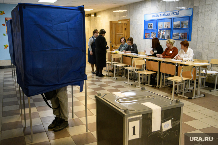 Урны для голосования с опроса свозят в администрацию Екатеринбурга, избирательный участок, демократическая процедура