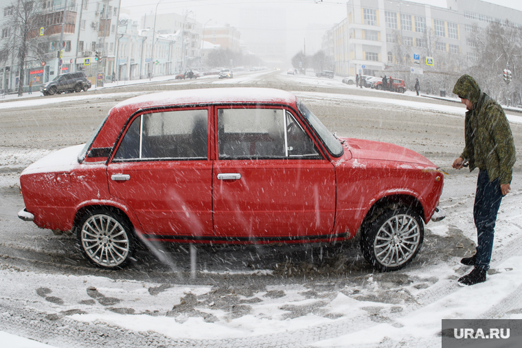 Пасхальный крестный ход. Екатеринбург, копейка, автомобиль, ретро автомобиль, снегопад, чистит машину, жигули