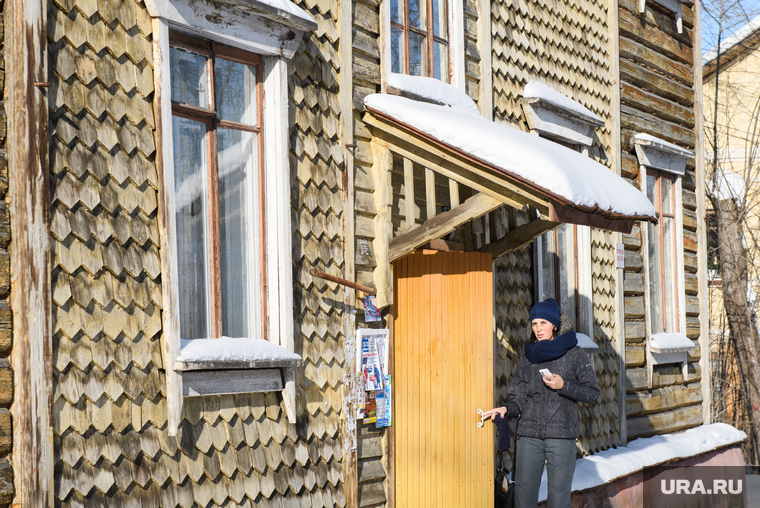 Виды Новоуральска, Свердловская область, старый дом, деревянный барак, жилой дом, аварийное жилье, ветхое жилье, чешуйчатый дом