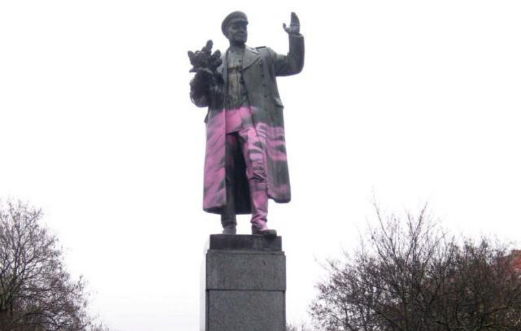 В 2014 году в Праге неизвестные испачкали краской нижнюю часть статуи Конева. Через три года памятник советскому маршалу и вовсе снесли