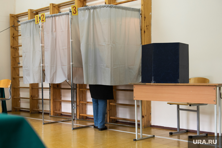 Голосование на избирательном участке №1655. Екатеринбург, кабинки для голосования, выборы, единый день голосования, избирательный участок, голосование, избирательная кампания, выборная кампания