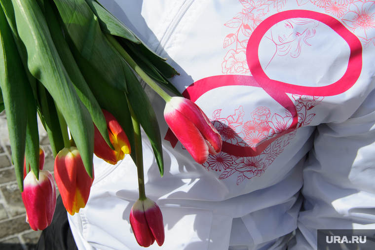 Волонтёры раздают тюльпаны на улице Вайнера. Екатеринбург, тюльпаны, 8марта, цветы, международный женский день