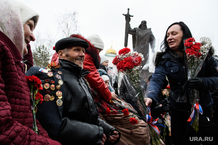 Поздравить ветеранов пришли десятки екатернбуржцев. Участникам войны дарили цветы и говорили слова благодарности
