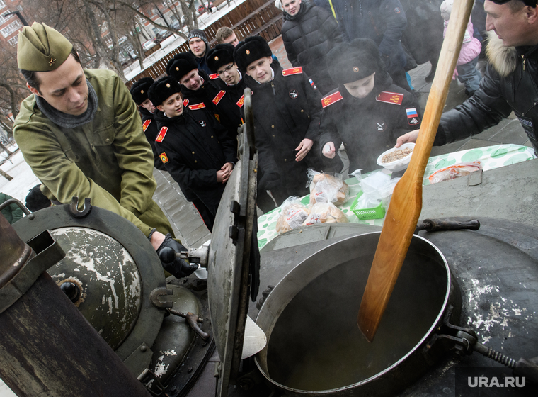 Замерзишх кадетов и горожан военно-полевая кухня кормила традиционной гречневой кашей