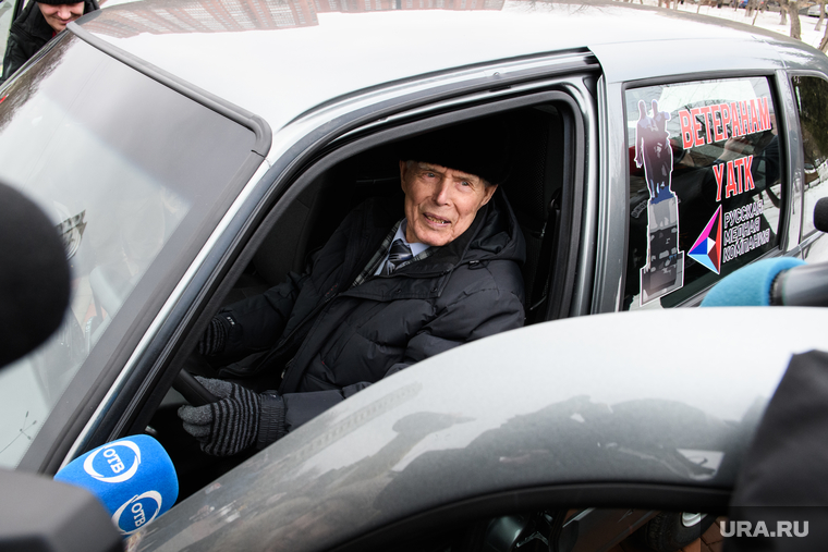 95-летний Петр Ушаков первым сел за руль нового авто. По признанию ветерана, на машине сможет ездить вся его большая семья