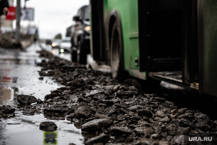 Во время объезда города мэр Александр Высокинский обращал внимание на низкое качество уборки тротуаров от грязи…