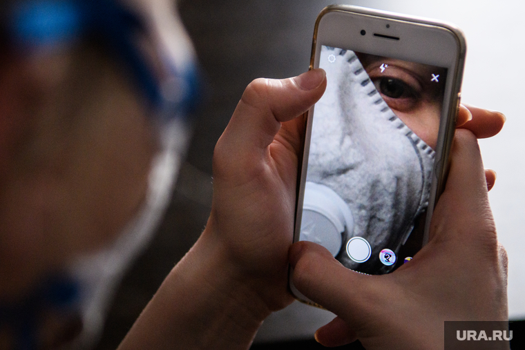 Клипарт на тему заболевания. Екатеринбург, смартфон, маска, инстаграм, селфи, респиратор, instagram, снимает на телефон, сториз, респираторная маска