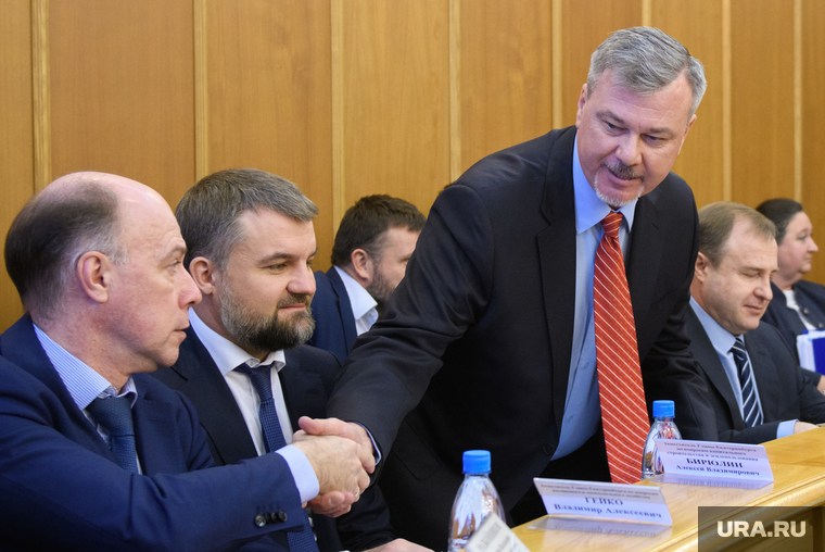 Заседание городской думы Екатеринбурга, рукопожатие, гейко владимир, бирюлин алексей, баранов дмитрий