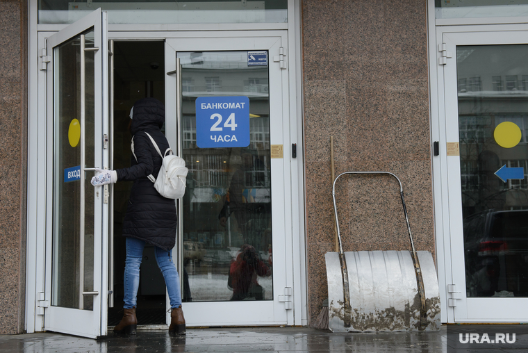 Оттепель в Екатеринбурге, лопата, банкомат, банк, круглосуточно