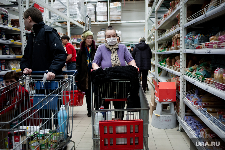 Люди закупают продукты в гипермаркетах во время пандемии коронавируса. Екатеринбург, продукты, гипермаркет, супермаркет, маска защитная, коронавирус, пандемия коронавируса