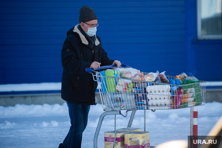 Люди закупают продукты в гипермаркетах во время пандемии коронавируса. Екатеринбург, корзина, продукты, тележка, гипермаркет, защитная маска, супермаркет, продуктовый магазин