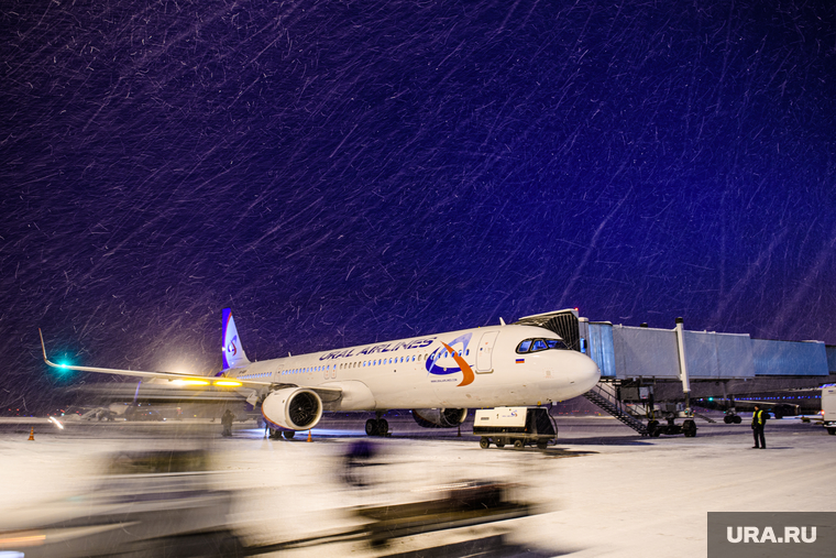 Аэропорт "Кольцово" во время снегопада. Екатеринбург, уральские авиалинии, зима, ural airlines, airbus a321 neo, airbus a321neo, авиакомпания уральские авиалинии, авиакомпания ural airlines