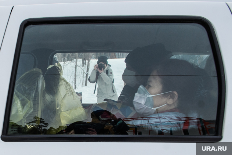 Прибытие автобусов с китайскими гражданами в санаторий "Бодрость". Екатеиринбург, китайцы