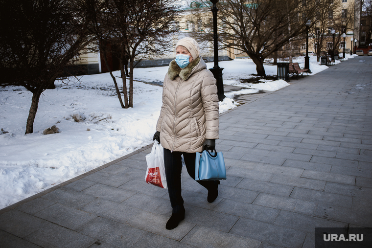 Ситуация в Екатеринбурге в связи объявленной в мире пандемии коронавируса, прохожие, люди в масках, вирус, екатеринбург , виды екатеринбурга, экология, защитные маски