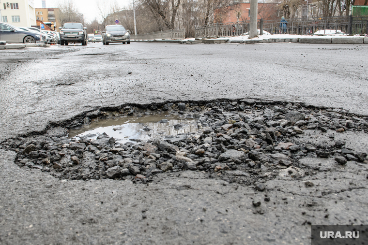 На перекрестке Кузнечной и Шарташской — опасные для водителей ямы