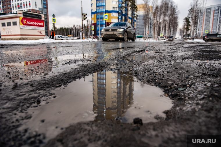 Проезд по перекрестку Краснолесья — Чкалова превращается для автолюбителей в испытание