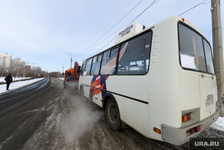 Эвакуатор маршруток недопущеных к эксплуатации. Челябинск, автобус, эвакуация маршрутки