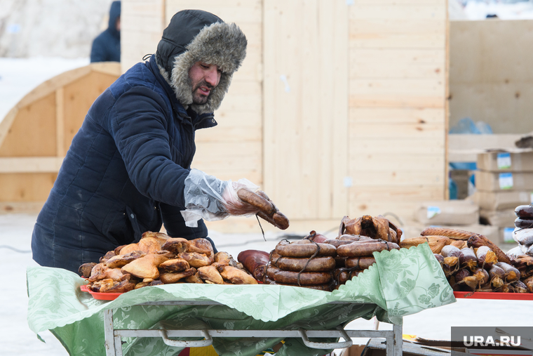 День оленевода в селе Аксарка, ЯНАО, колбаса, ярмарка, мясные изделия, рынок, уличная торговля, зим газ12