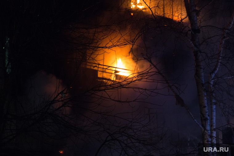 Пламя охватило шесть квартир