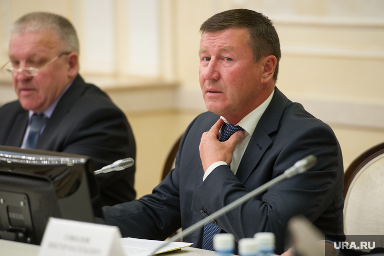 Сергей Селиванов во время совещания у губернатора о строительстве жилья для сирот