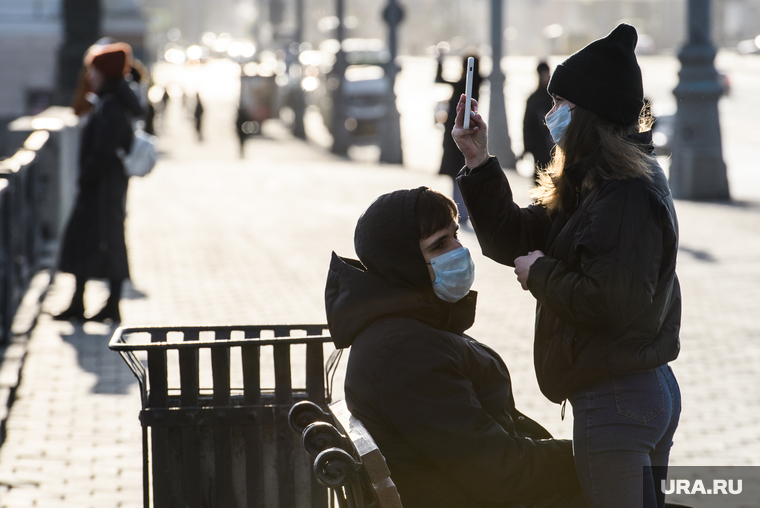 Первый день вынужденных выходных из-за ситуации с COVID-19. Екатеринбург, снимает на телефон, маска на лицо, парочка на скамейке