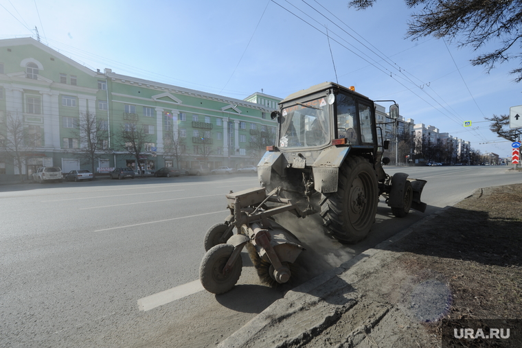 Трактора на проспекте Ленина перекидывают грязь на газоны и тротуары