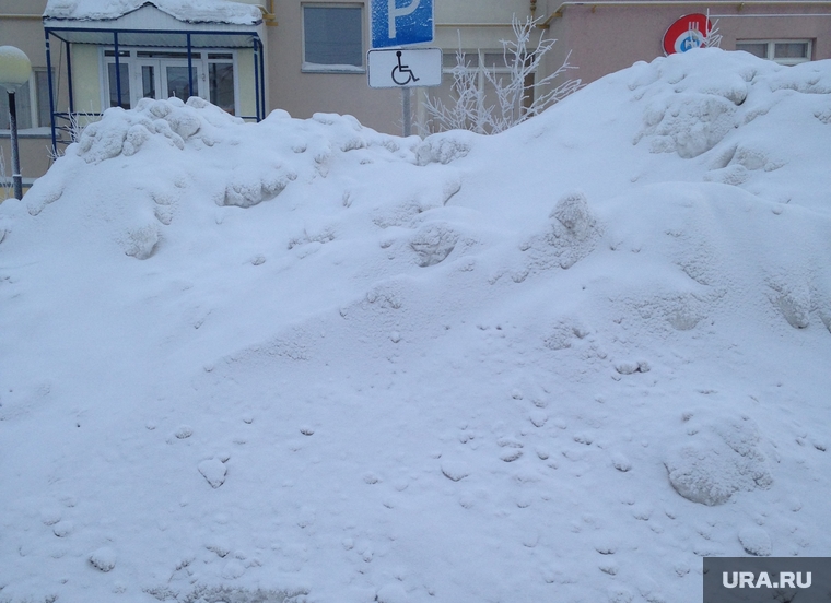 Снежные улицы Салехард, парковка инвалидов, сугроб