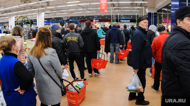 Москвичи продолжают толпами ходить в супермаркеты, несмотря на карантин