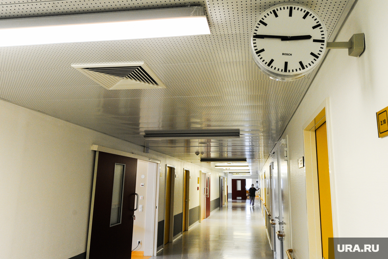 Аппарат искусственной вентиляции легких в Челябинском федеральном центре сердечно-сосудистой хирургии (кардиоцентре). Челябинск, больничный коридор, больница