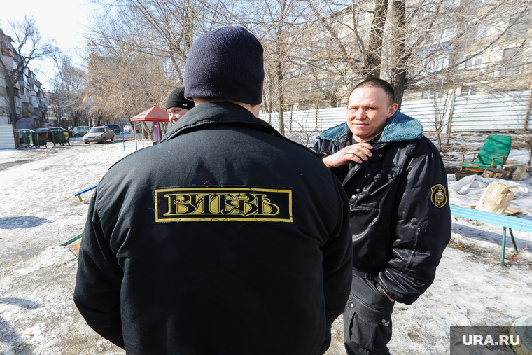 Противостояние жителей дома на Каслинской 17, защищающих детскую площадку, и застройщика. Челябинск, охрана, чоп витязь