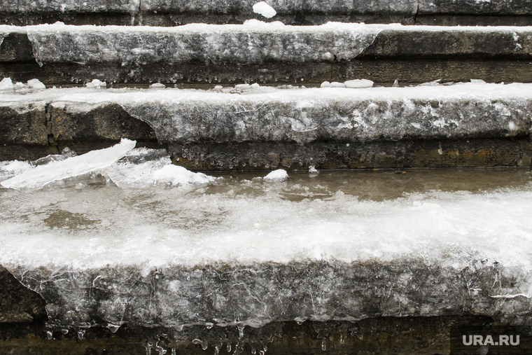 Уборка города после снегопада. Екатеринбург, лед на крыльце, лед на ступенях