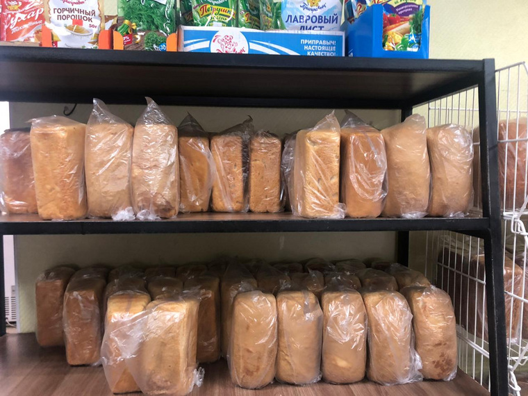 Ежедневно Темур Мелибоев бесплатно развозит до 100 буханок хлеба