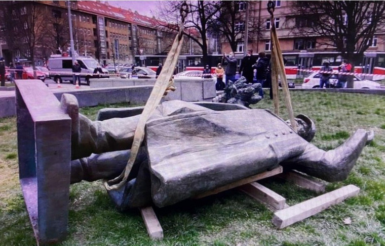 Памятник маршалу Коневу в Праге сняли с пьедестала и обещают передать в музей