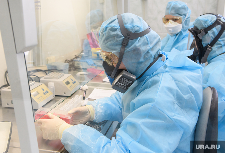 Исследование анализов на коронавирус в лаборатории ЕКДЦ. Екатеринбург, лаборатория, защитный костюм, противочумный костюм, коронавирус