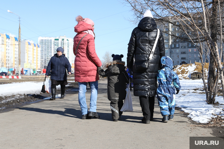 Ремонт дороги на ул. Мальцева. Курган, материнство, дети, весна, мама с детьми, мама и ребенок