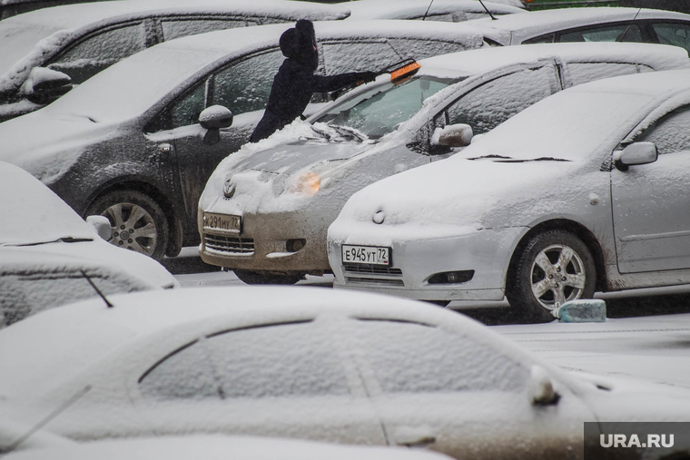 Снегопад. Тюмень, снегопад, парковки, машины в снегу