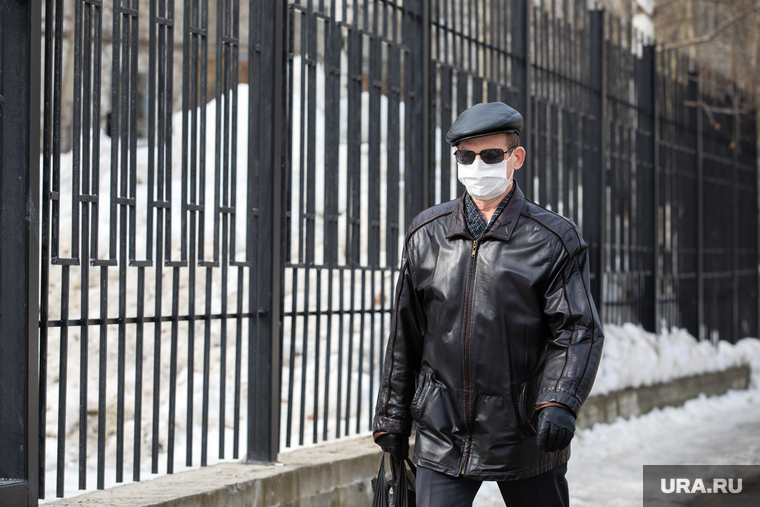 Город во время режима самоизоляции. Сургут, человек в маске от гриппа, медицинская маска, вирус, санитарные нормы