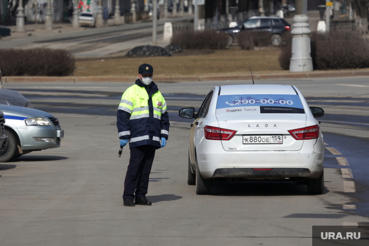 Город во время нерабочих дней, объявленных в связи с карантином по коронавирусу, пятый день. Пермь
, гаишник