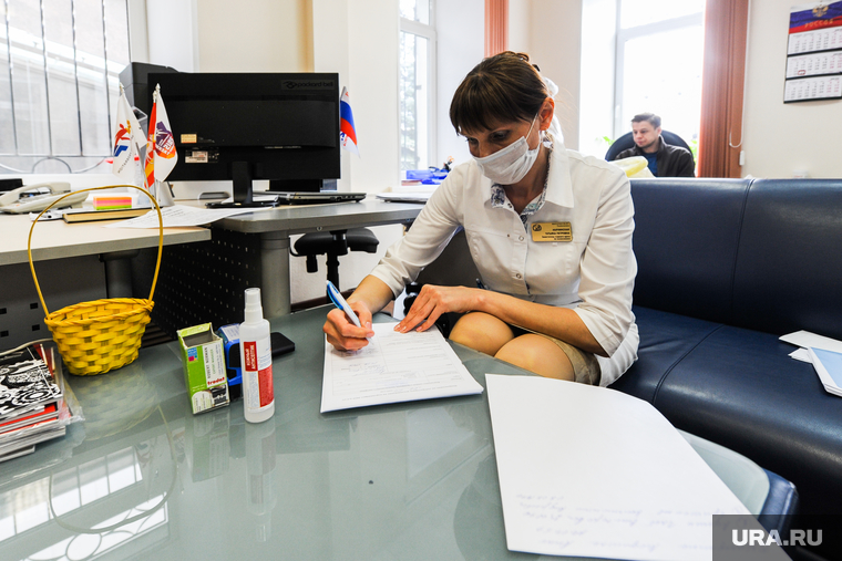 Тест на коронавирус у журналистов контактных с условно зараженным. Челябинск, медсестра, медик, эпидемия