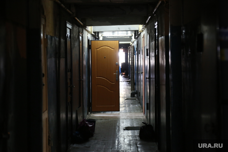 Дом по ул. Ставропольская 1 , который экстренно расселяют.  Тюмень, коридор, мрак, открытая дверь, двери, общежитие, ставропольская 1