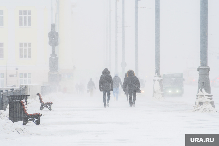 Виды города, снег. Екатеринбург, зима, метель, снегопад