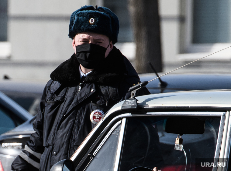 Третий день вынужденных выходных из-за ситуации с COVID-19. Екатеринбург, полиция, гибдд, дпс, полицейский в маске